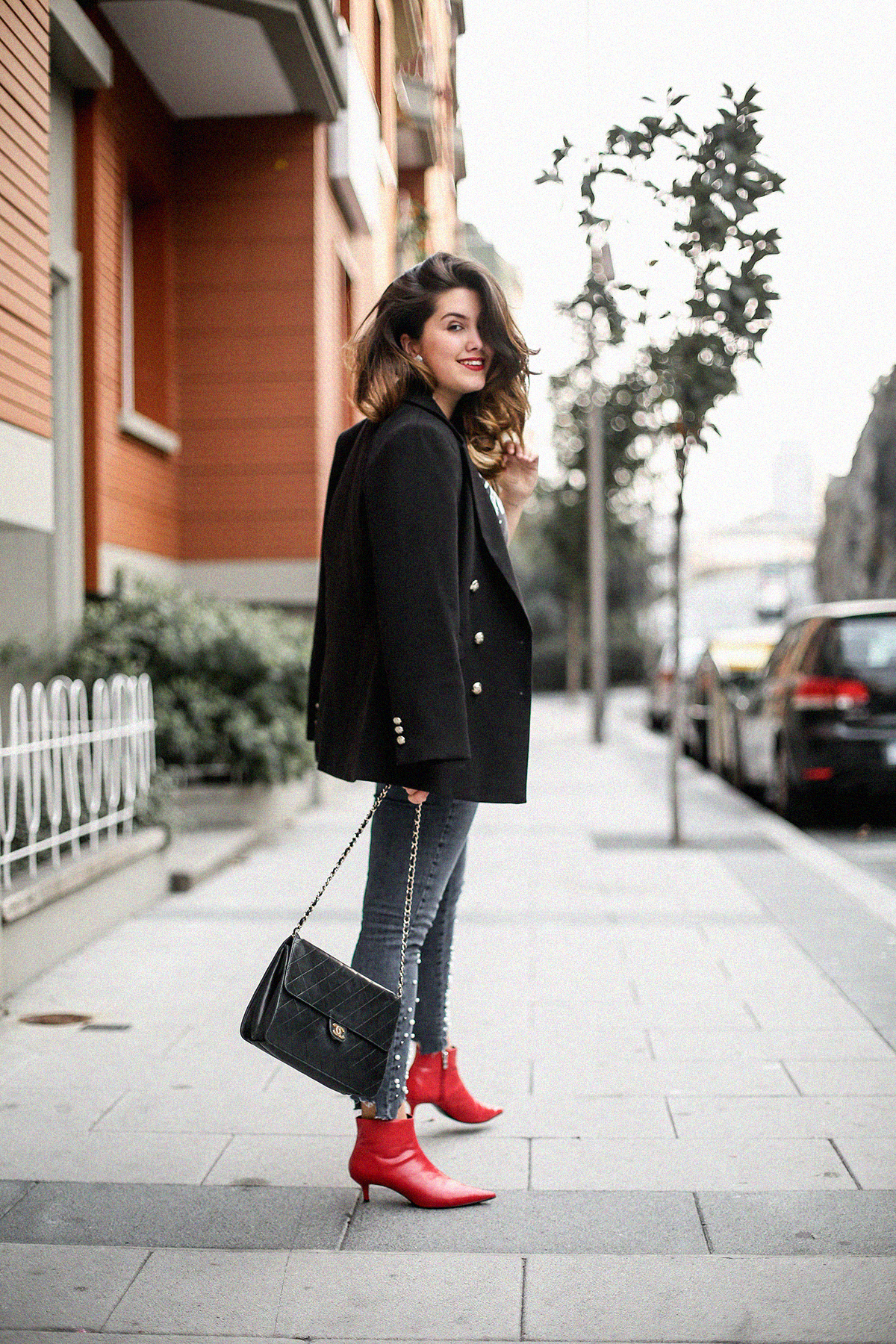 look con blazer y botines rojos